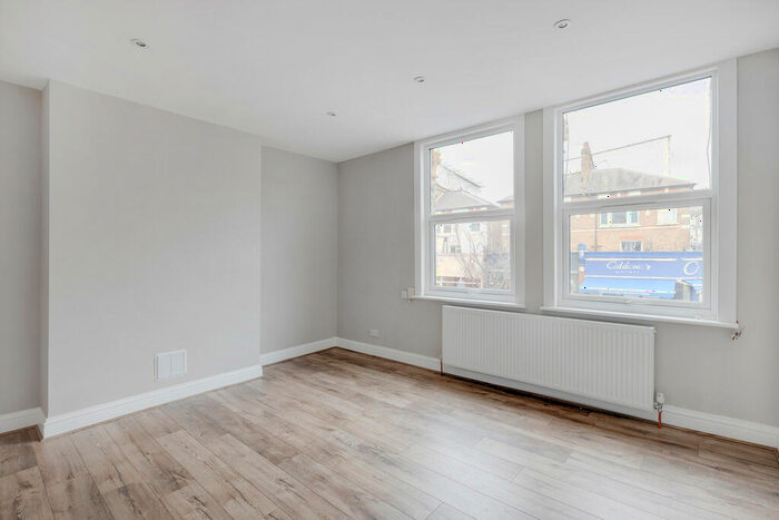 2 Bedroom Apartment To Rent In Northcote Road, London, SW11