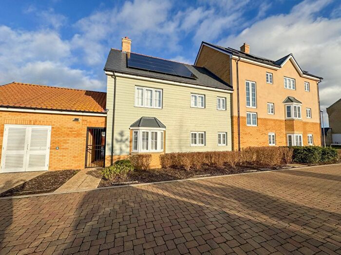 2 Bedroom Flat For Sale In Henry Crescent, Rochford, SS4