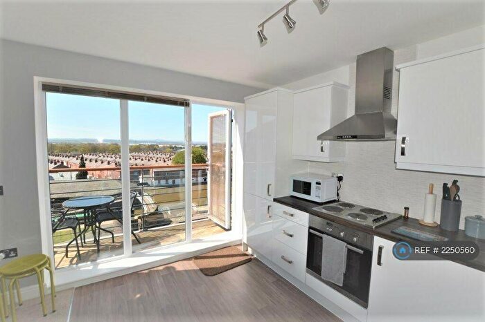 2 Bedroom Flat To Rent In Handbridge Square, Chester, CH1