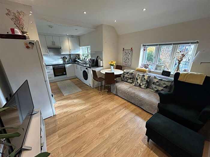 3 Bedroom Flat To Rent In Crowther Avenue, Brentford, TW8