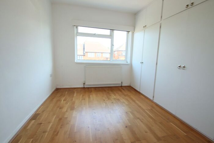 2 Bedroom Maisonette To Rent In The Glade, London, N21