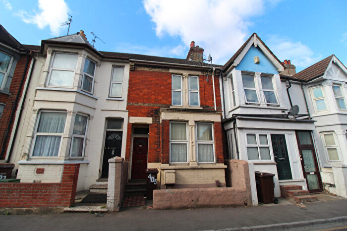 2 Bedroom Flat To Rent In Canterbury Street, Gillingham, Kent, ME7