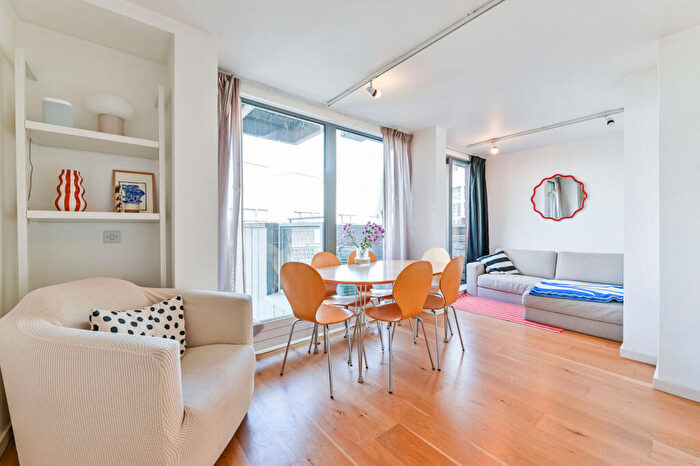 2 Bedroom Flat For Sale In Peacock Place, Highbury And Islington, London, N1