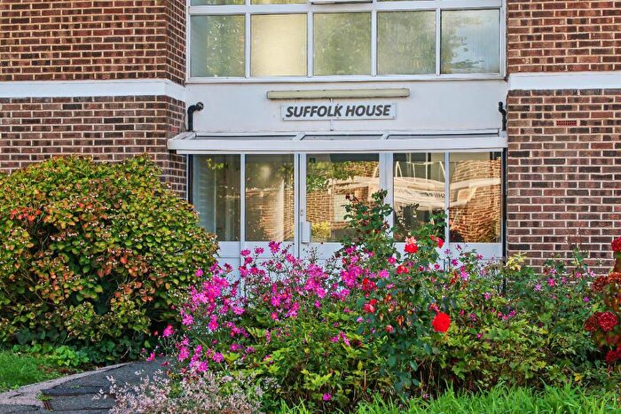 2 Bedroom Flat To Rent In Stratton Close, Edgware, HA8