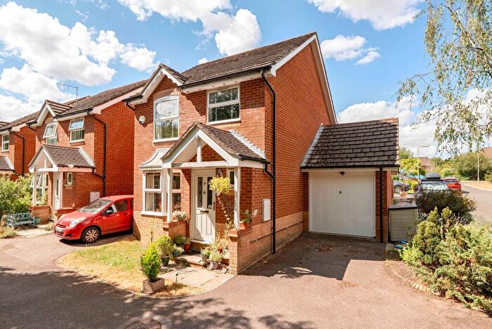 3 Bedroom Link Detached House For Sale In Alder Close, Colden Common, SO21