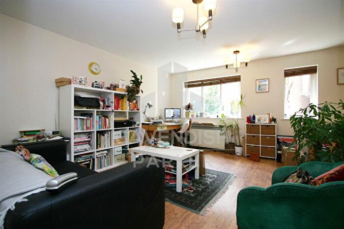 2 Bedroom Flat To Rent In Fernwood Court, Southgate, London, N14
