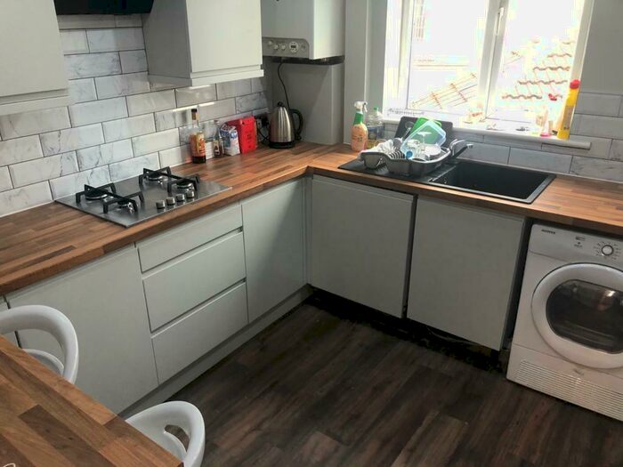 6 Bedroom Apartment To Rent In St Chads View, Leeds, LS6