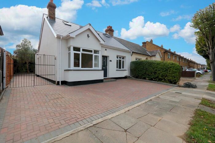 4 Bedroom Semi-Detached House To Rent In Flemming Crescent, Leigh-on-sea, SS9