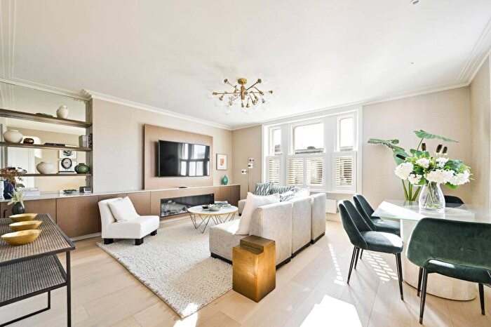 3 Bedroom Maisonette For Sale In Redcliffe Street, Chelsea, London, SW10