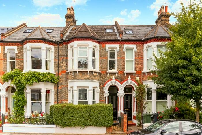 2 Bedroom Flat To Rent In Holmewood Gardens, London, SW2