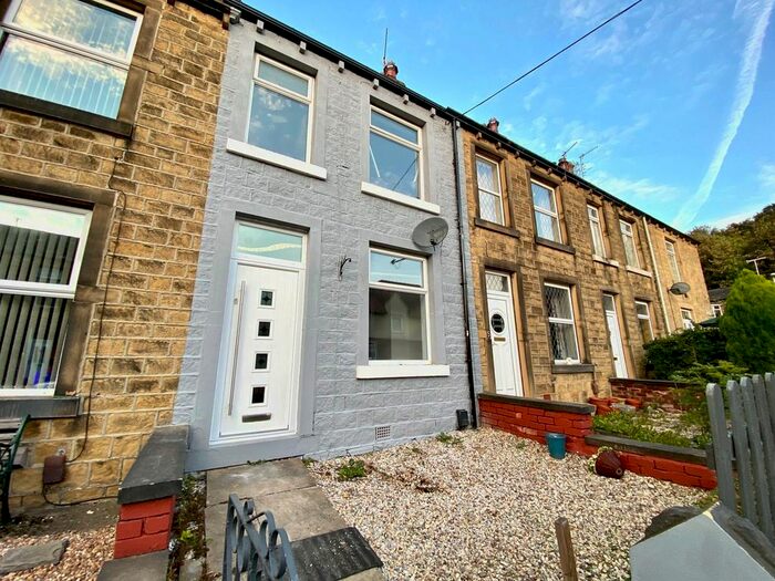 2 Bedroom Property To Rent In Senior Street, Moldgreen, Huddersfield HD5