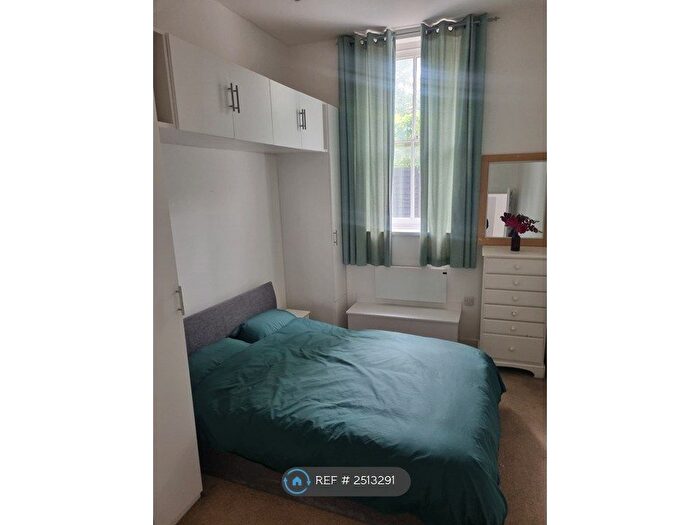 3 Bedroom Flat To Rent In New Cross Rd, SE14