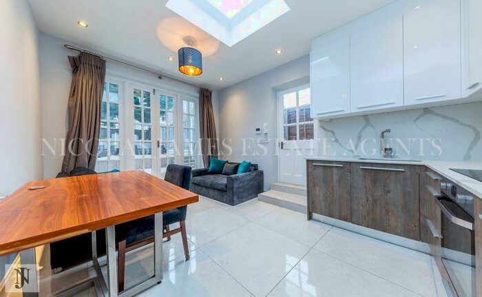 2 Bedroom Flat To Rent In Camden Road, Camden Town, London, NW1