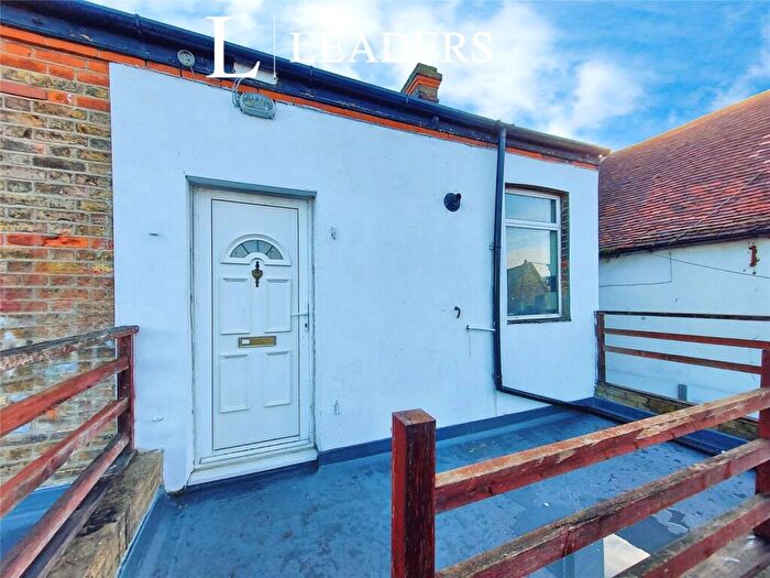 2 Bedroom Flat To Rent In Victoria Avenue, Southend-on-Sea, Essex, SS2