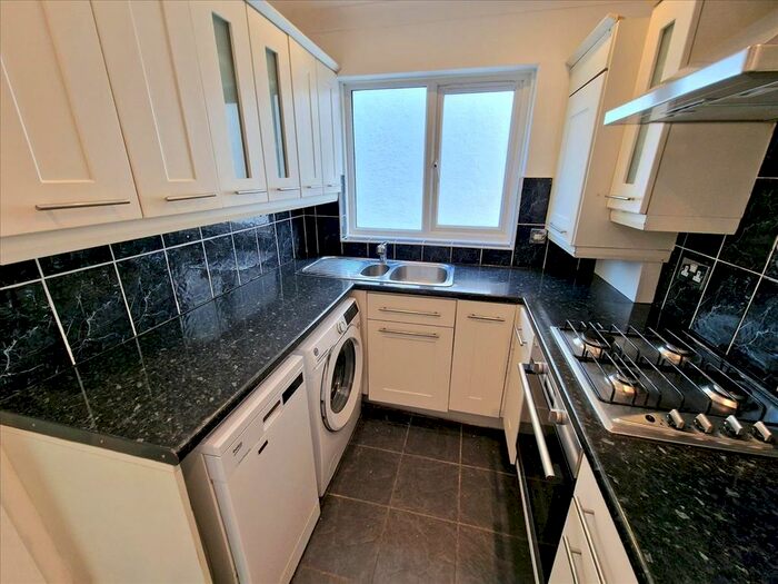 2 Bedroom Flat To Rent In Holly Court, Bellingham Road, Catford, London, SE6