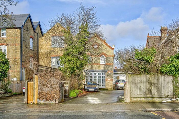 2 Bedroom Detached House For Sale In Streatham Common North, Streatham, SW16