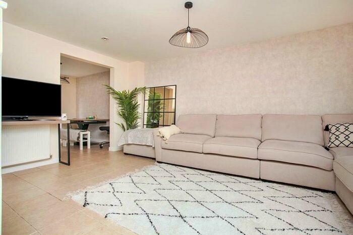 5 Bedroom Semi-Detached House To Rent In Joshua Close, Coventry, West Midlands, CV4