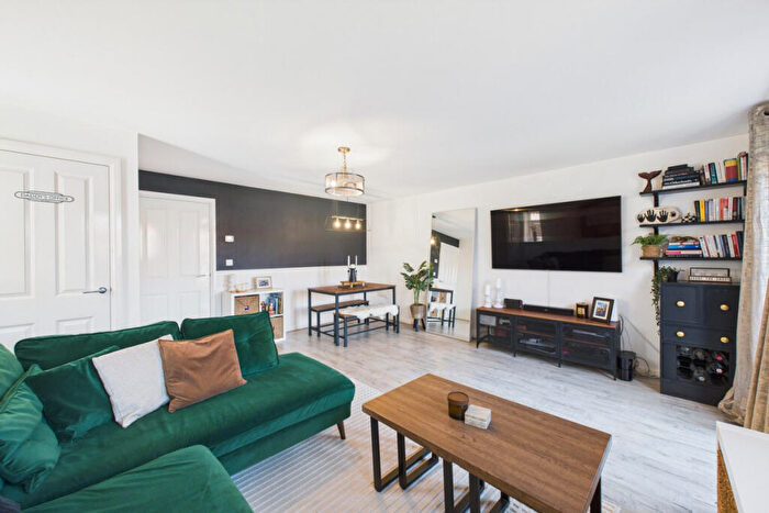 3 Bedroom End Of Terrace House For Sale In Woodpecker Drive, Hertfordshire, HP3