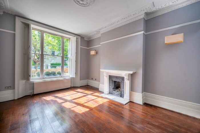 3 Bedroom Flat To Rent In Clifton Villas, Little Venice, London, W9