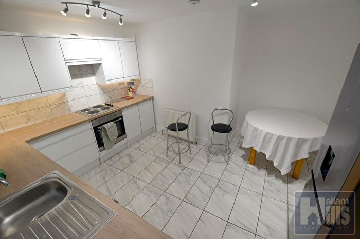 3 Bedroom Flat To Rent In Abbeydale Road, Sheffield, South Yorkshire, S7