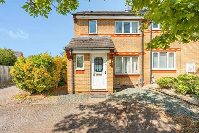 3 Bedroom Semi Detached House For Sale In De Havilland Avenue, Shortstown, Bedford, Bedfordshire, MK42