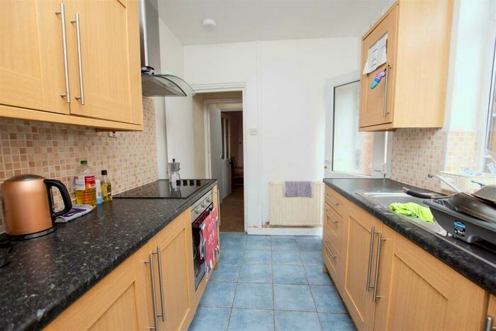 4 Bedroom House To Rent In Warwards Lane, Birmingham, B29