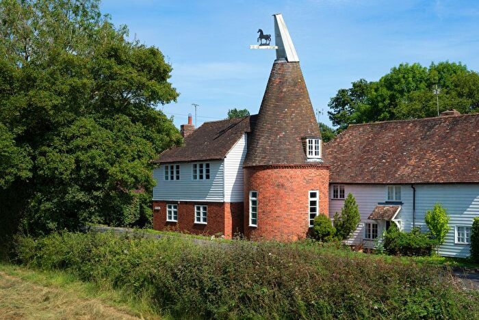 2 Bedroom Country House For Sale In The Oast House, Smarden Road, Pluckley, TN27