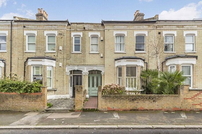 2 Bedroom Flat To Rent In Gateley Road, London, SW9