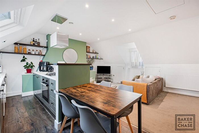 3 Bedroom Flat For Sale In St. Marks Road, Bush Hill Park, EN1