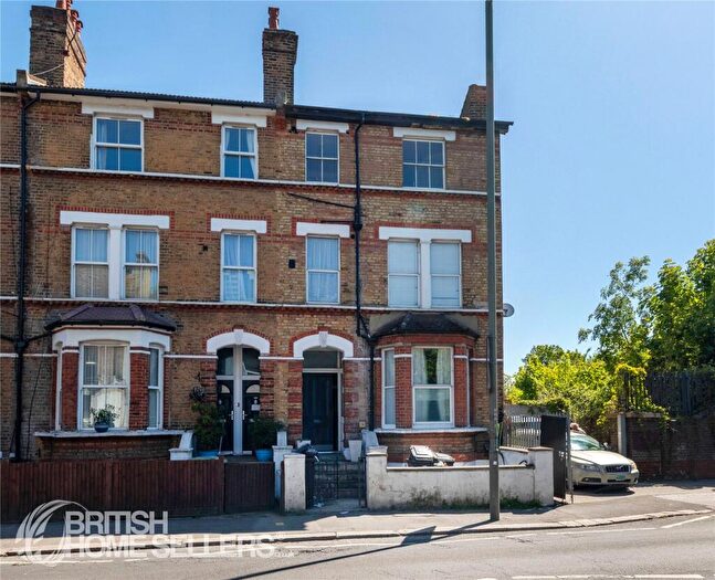 2 Bedroom Apartment For Sale In Penge Road, London, SE20