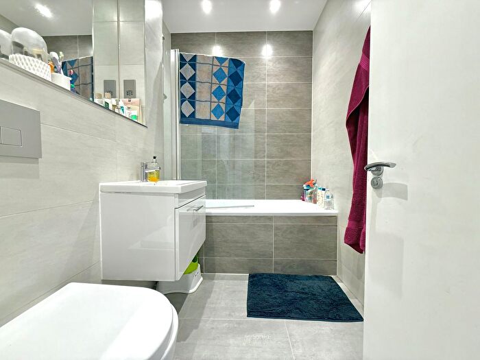 1 Bedroom Flat To Rent In Romney Place, Maidstone, ME15