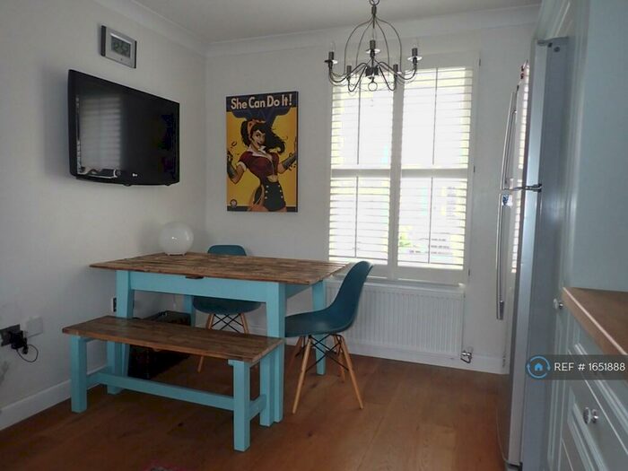 3 Bedroom Terraced House To Rent In Queensgate, Aylesbury, HP19