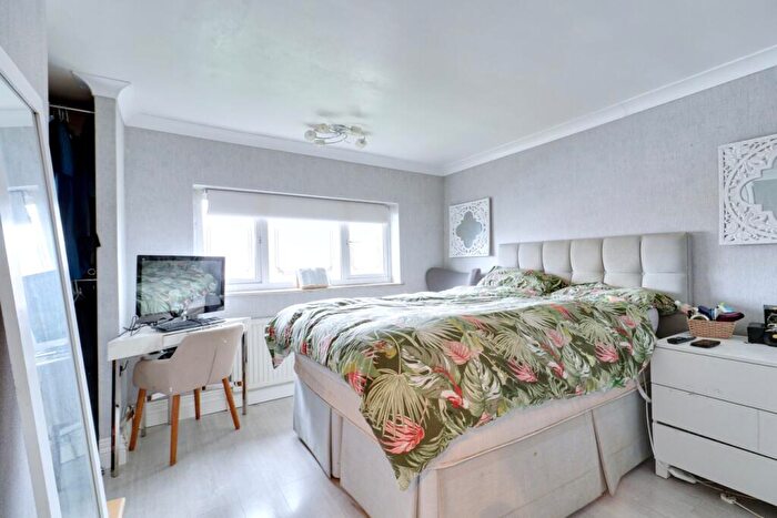 3 Bedroom Terraced House For Sale In Manor Close, Aveley, South Ockendon, RM15