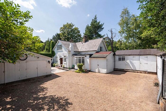 3 Bedroom Detached House For Sale In Byfleet Road, Cobham, KT11