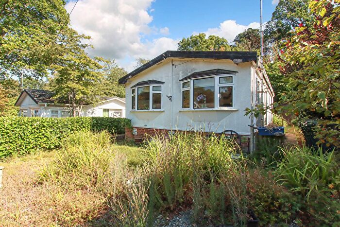 2 Bedroom Mobile/park Home For Sale In Beech Park, Chesham Road, Wigginton, Tring, HP23