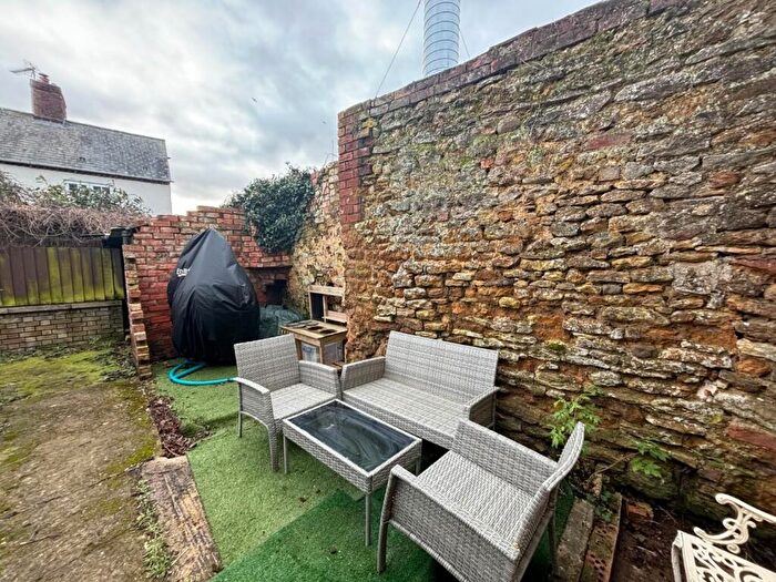 2 Bedroom Cottage For Sale In High Street, Earls Barton, Northamptonshire, NN6