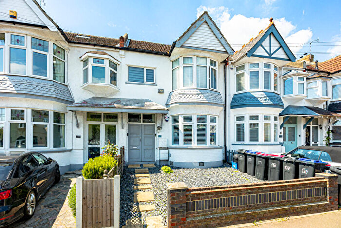 1 Bedroom Flat For Sale In Leigh Hall Road, Leigh-on-sea, SS9
