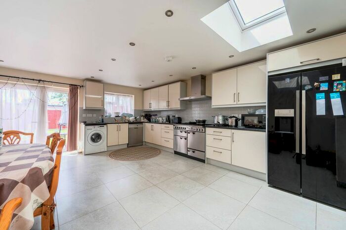 5 Bedroom Semi-Detached House To Rent In Uneeda Drive, Greenford, UB6