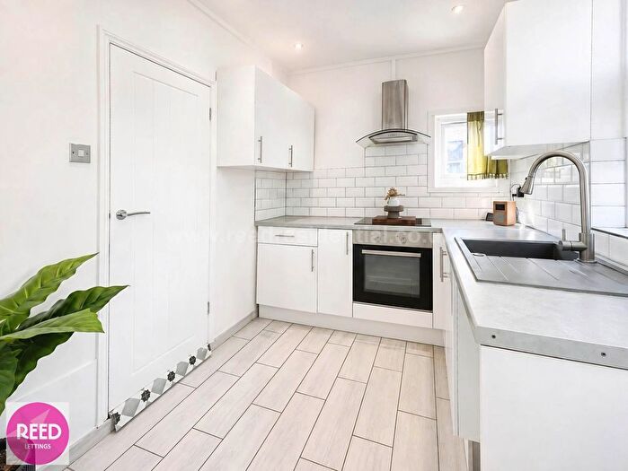 2 Bedroom Flat For Sale In Valyrie Road, Westcliff On Sea, SS0