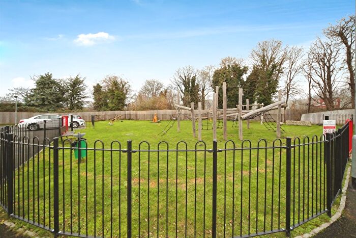 2 Bedroom Flat For Sale In Tilling Green, Dunstable, LU5