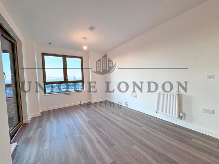 2 Bedroom Flat To Rent In Vista Heights, Ilderton Road, Bermondsey, SE15