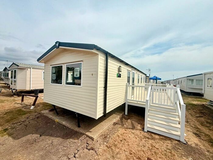 3 Bedroom Mobile/park Home For Sale In Beach Road, St. Osyth, Clacton-On-Sea, CO16