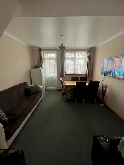 2 Bedroom Maisonette To Rent In Norfolk Avenue, London, N13