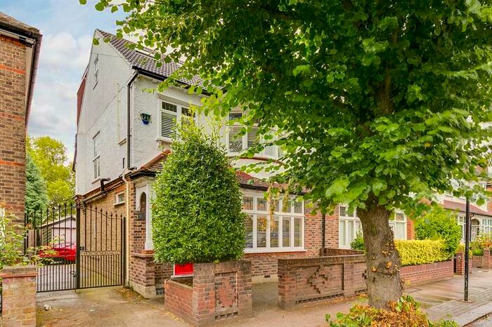 4 Bedroom Semi-Detached House To Rent In Thurleigh Avenue, London, SW12