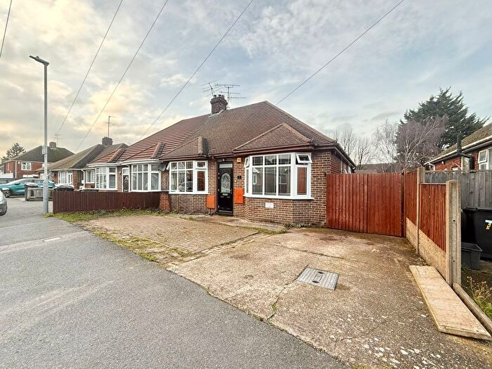 3 Bedroom Semi-Detached Bungalow For Sale In Calnwood Road, Luton, LU4