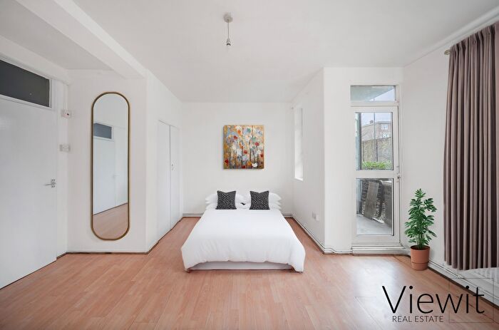 Studio To Rent In Crampton House, London, SW8