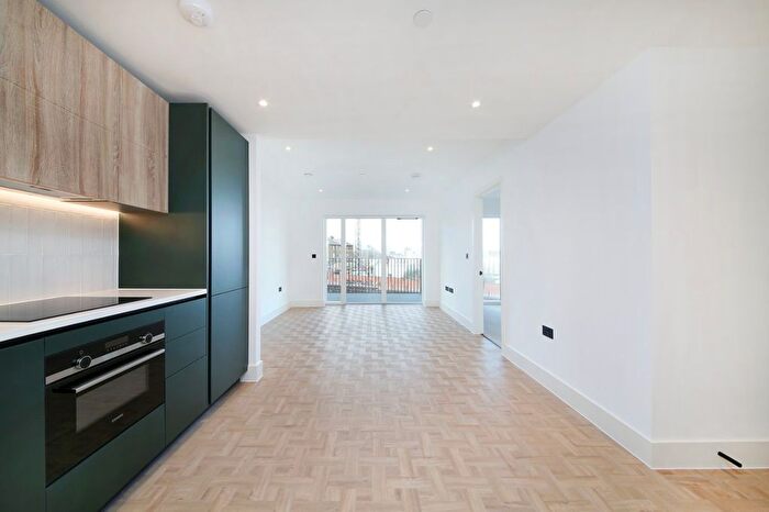 1 Bedroom Flat To Rent In Danvers Avenue, Clapham Junction, SW11