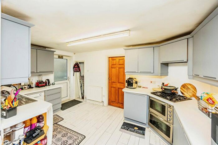 2 Bedroom Semi-Detached House For Sale In Gleanings Avenue, Halifax, HX2