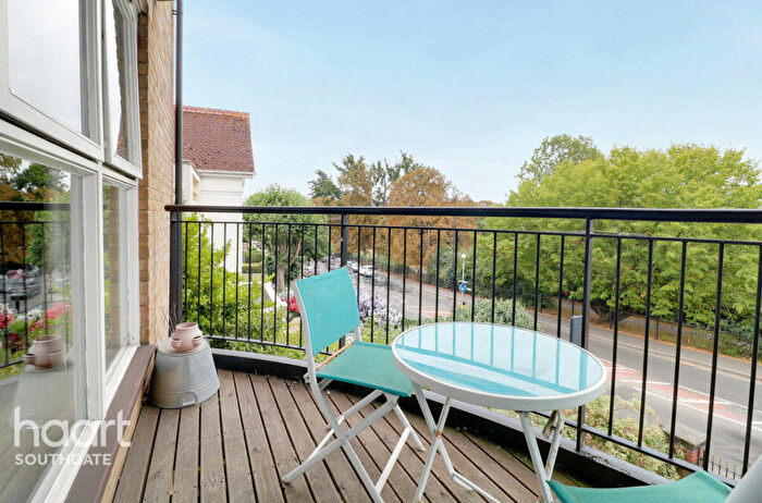 2 Bedroom Apartment For Sale In Aldermans Hill, London, N13