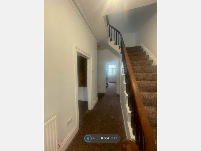 5 Bedroom Semi-Detached House To Rent In Smiddles Lane, Bradford, BD5